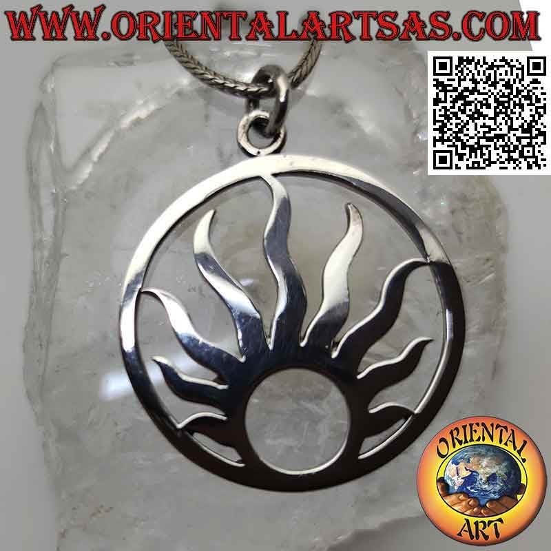 Colgante de plata lisa, el sol radiante en el círculo