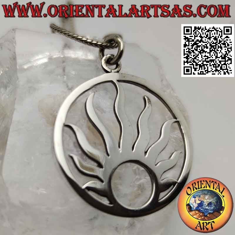 Colgante de plata lisa, el sol radiante en el círculo