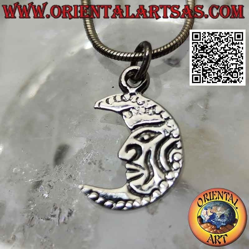 Colgante de plata, media luna plana decorada con cara grabada