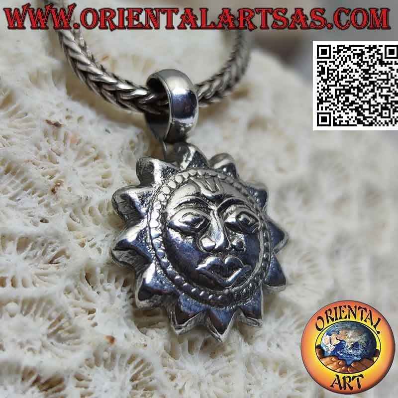 Colgante de plata, sol con cara en forma de estilo nepalí (completo)