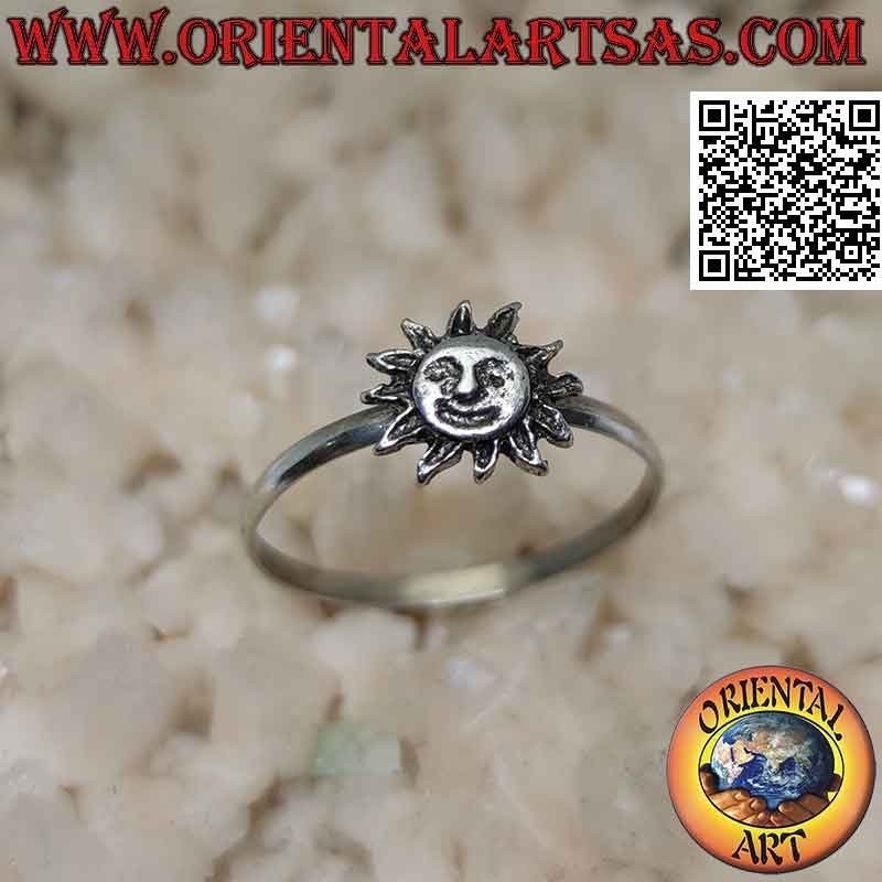 Anillo de plata con un pequeño sol con forma de cara