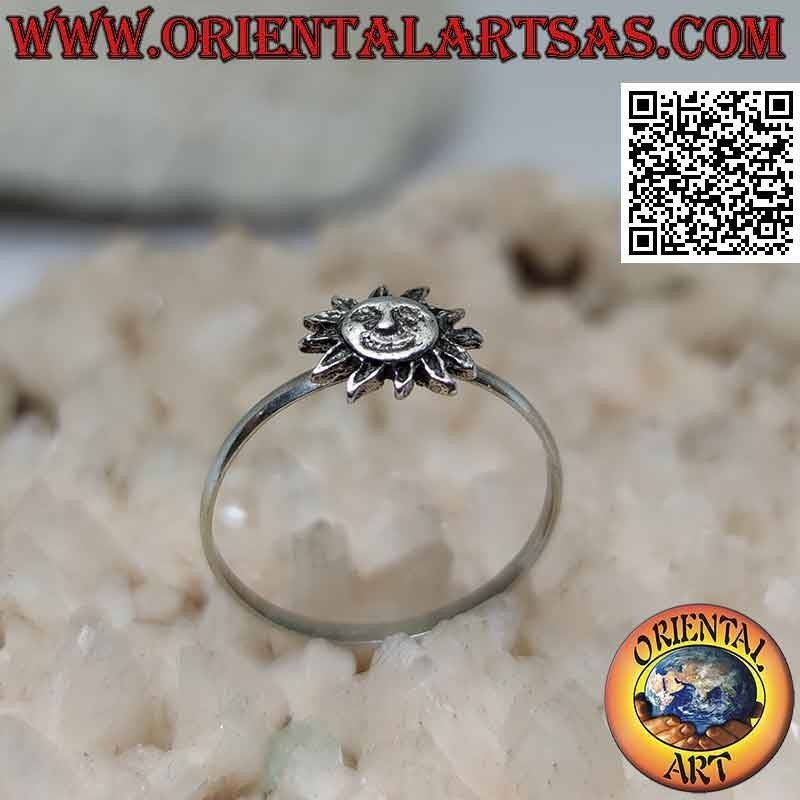 Bague en argent avec un petit soleil avec un visage en forme