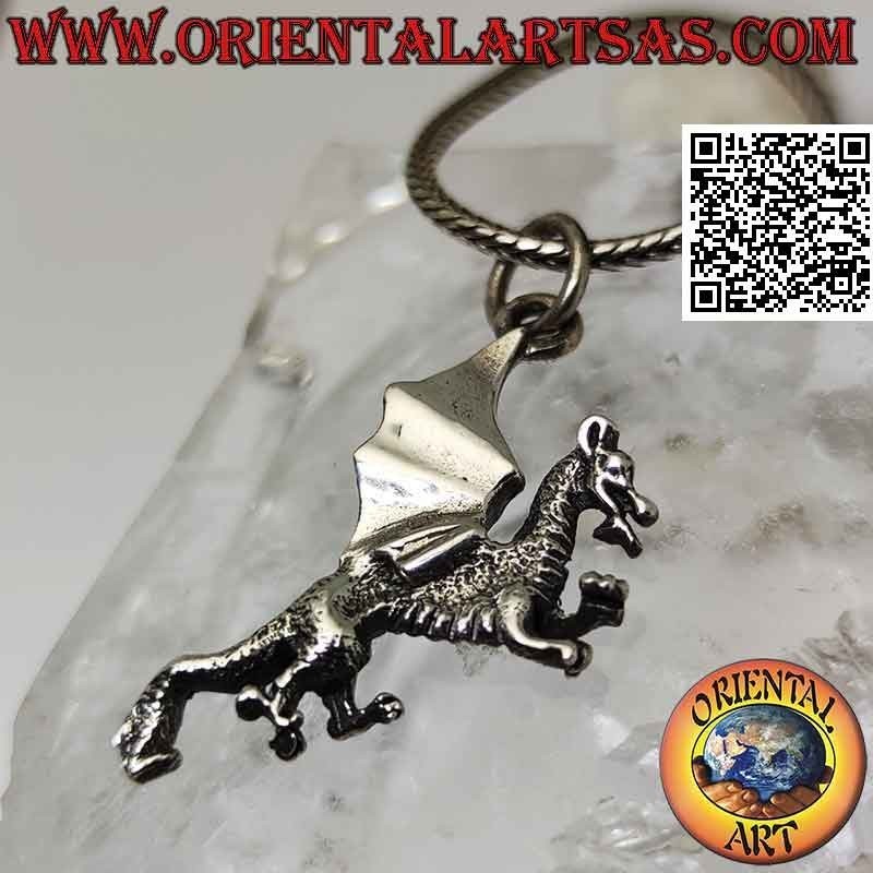 Pendentif en argent, dragon celtique rampant avec des ailes lisses en trois dimensions
