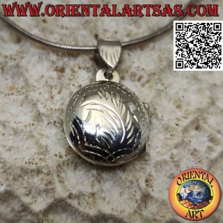 Round silver photo frame pendant with chiseled decoration (Ø 15)