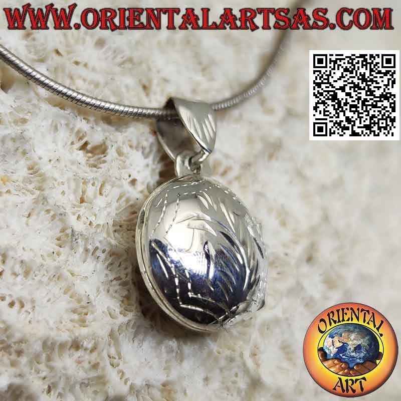 Colgante redondo de plata con marco de fotos con decoración cincelada (Ø 15)