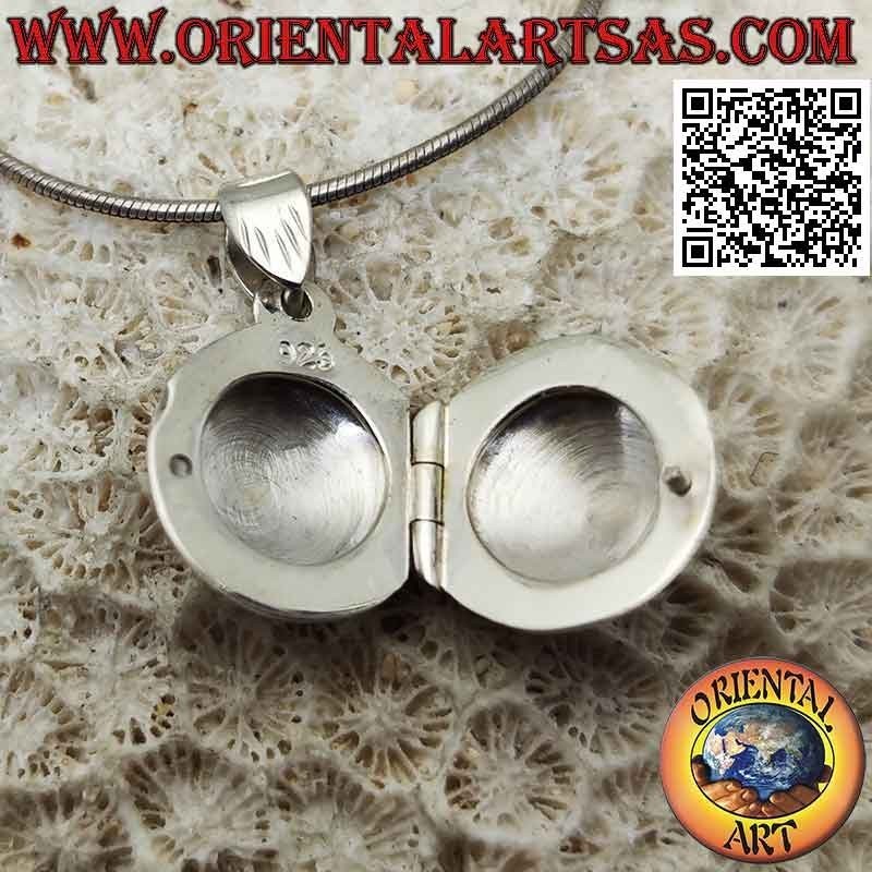 Round silver photo frame pendant with chiseled decoration (Ø 15)