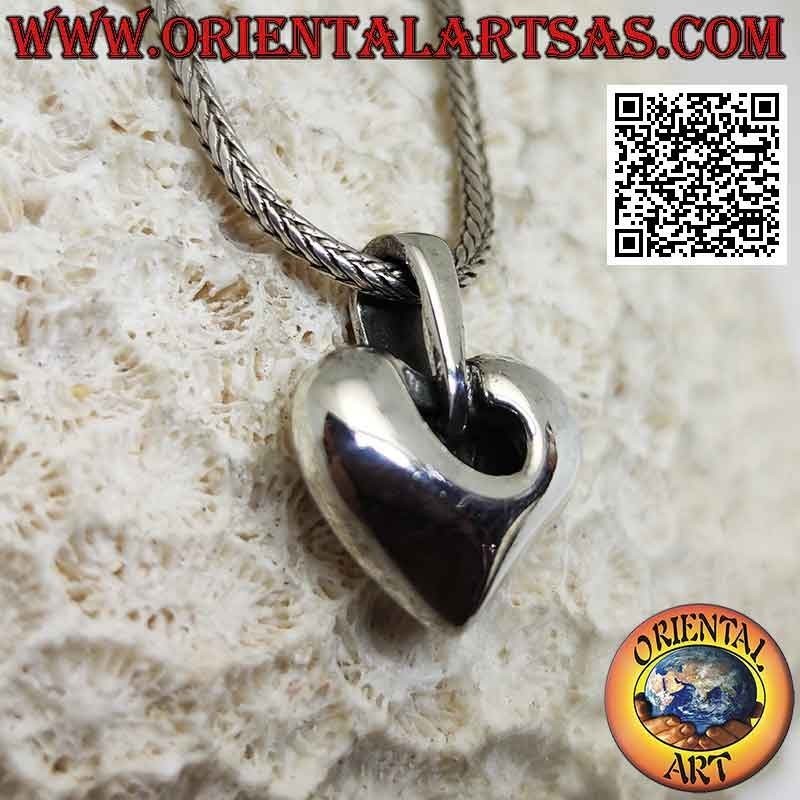 Pendentif en argent lisse tridimensionnel dans un style moderne