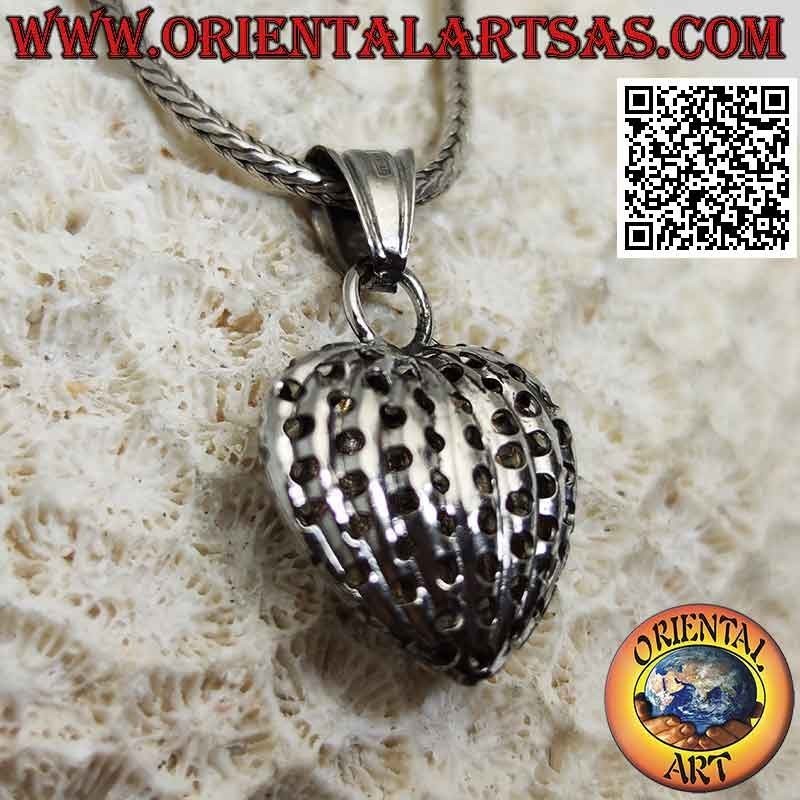 Colgante de plata, corazón tridimensional con líneas verticales perforadas