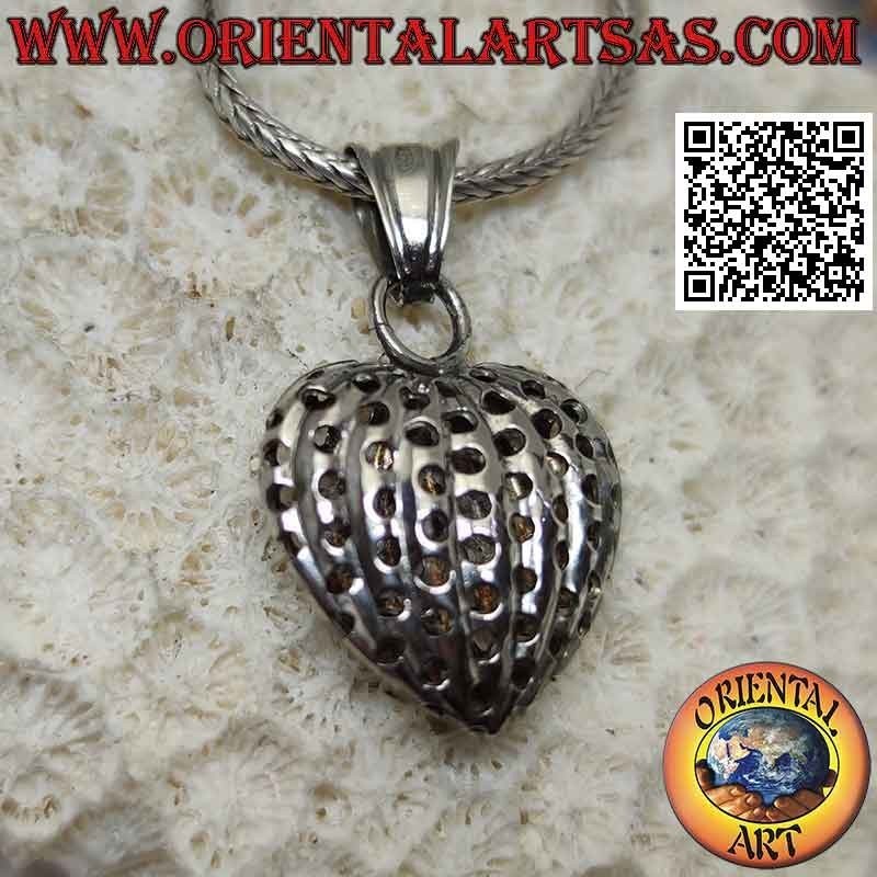 Colgante de plata, corazón tridimensional con líneas verticales perforadas