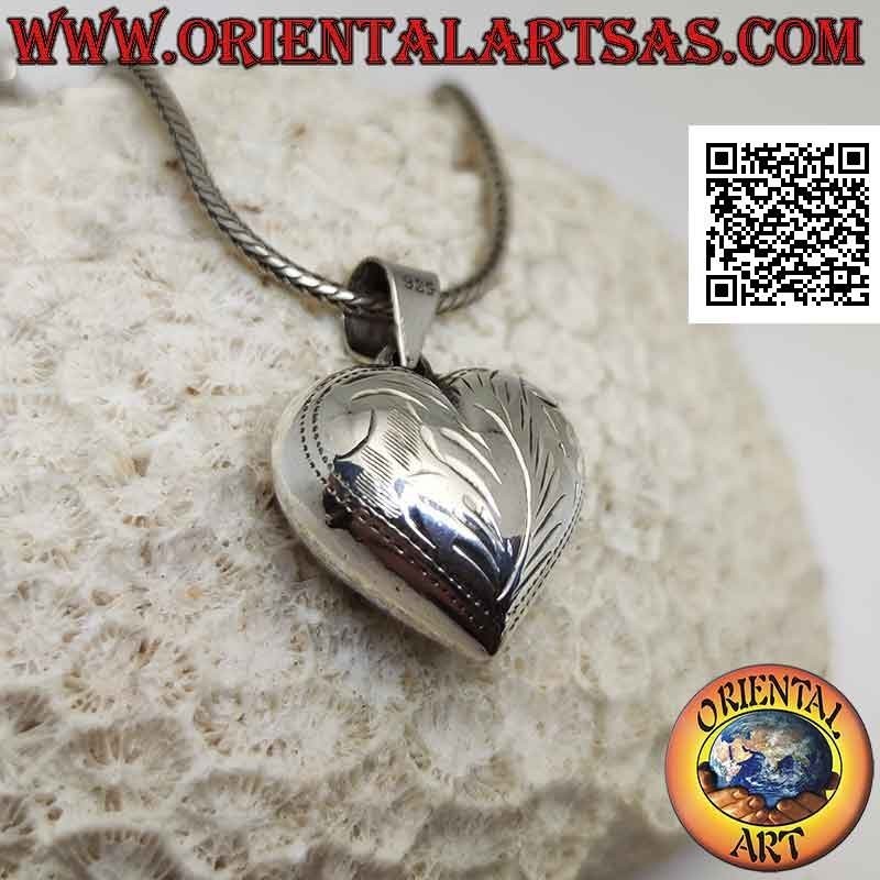 Colgante de plata, corazón redondeado liso con grabados