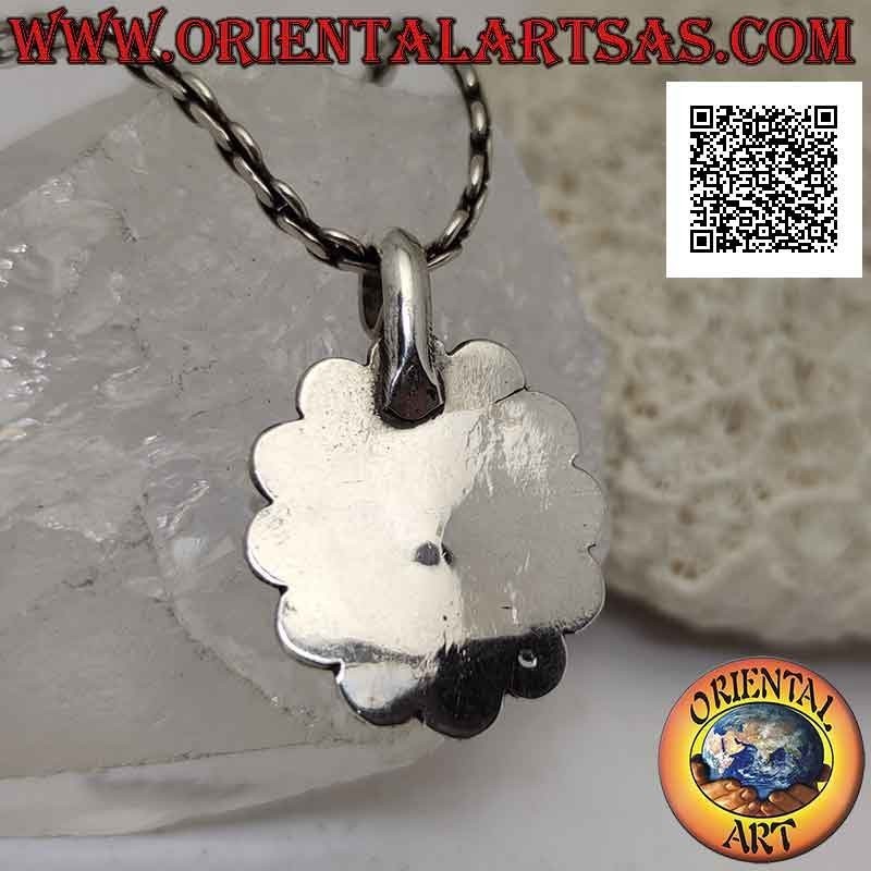 Colgante de plata con labradorita ovalada rodeada de discos perforados