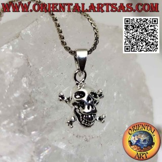 Colgante de plata, el cráneo del depredador (dientes salientes)