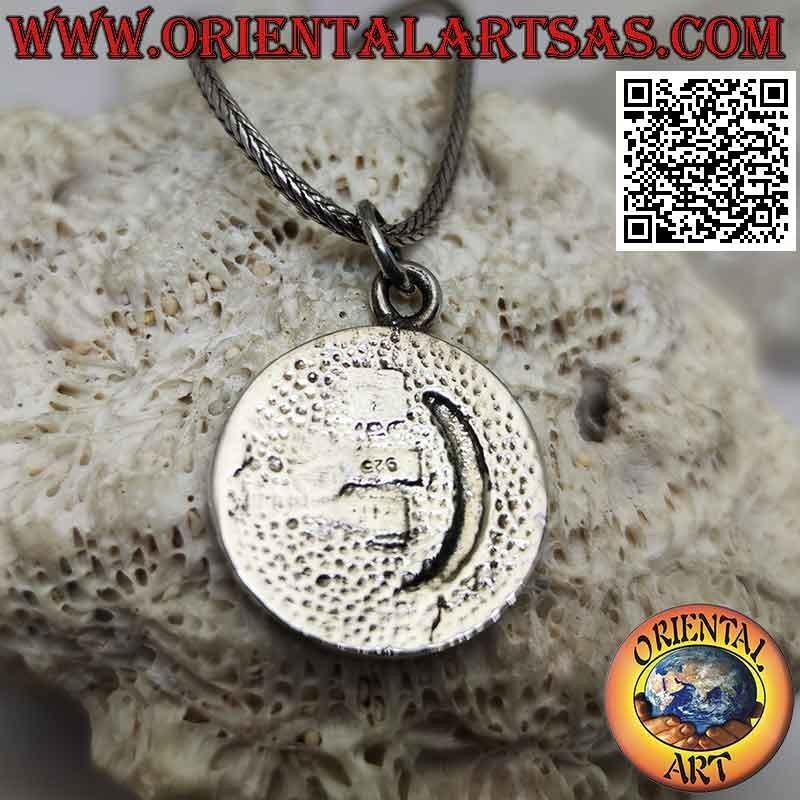 Colgante de plata, medalla con luna y estrella en relieve