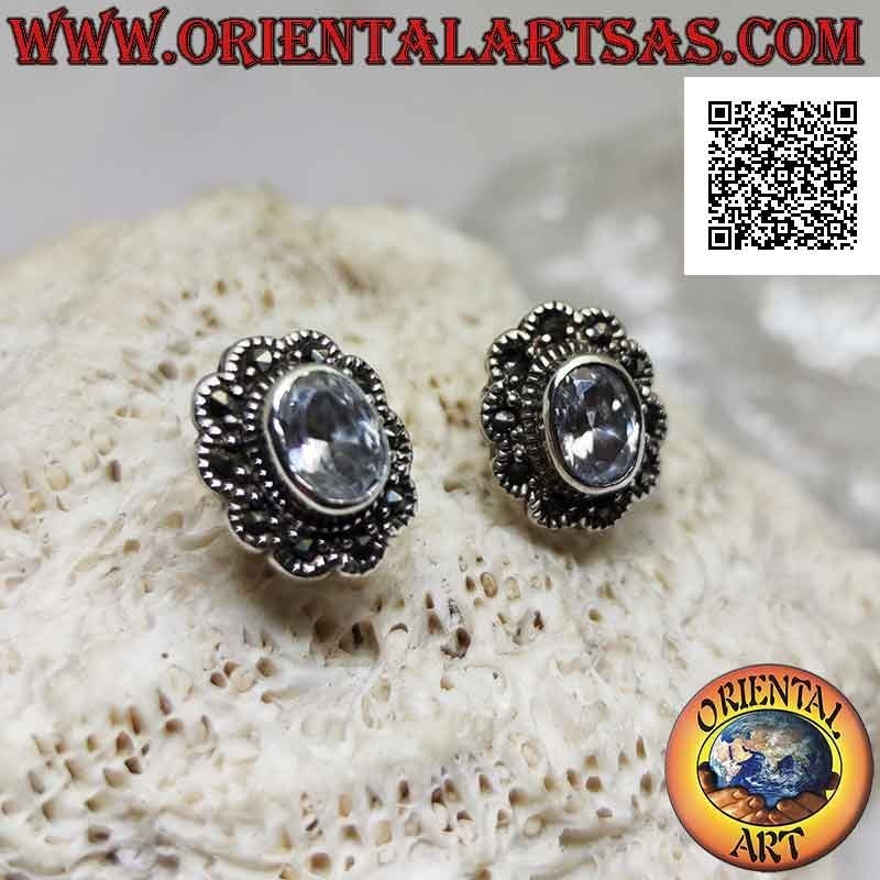 Boucles d'oreilles lobe en argent avec zircon ovale dans un cadre nuage marcassite