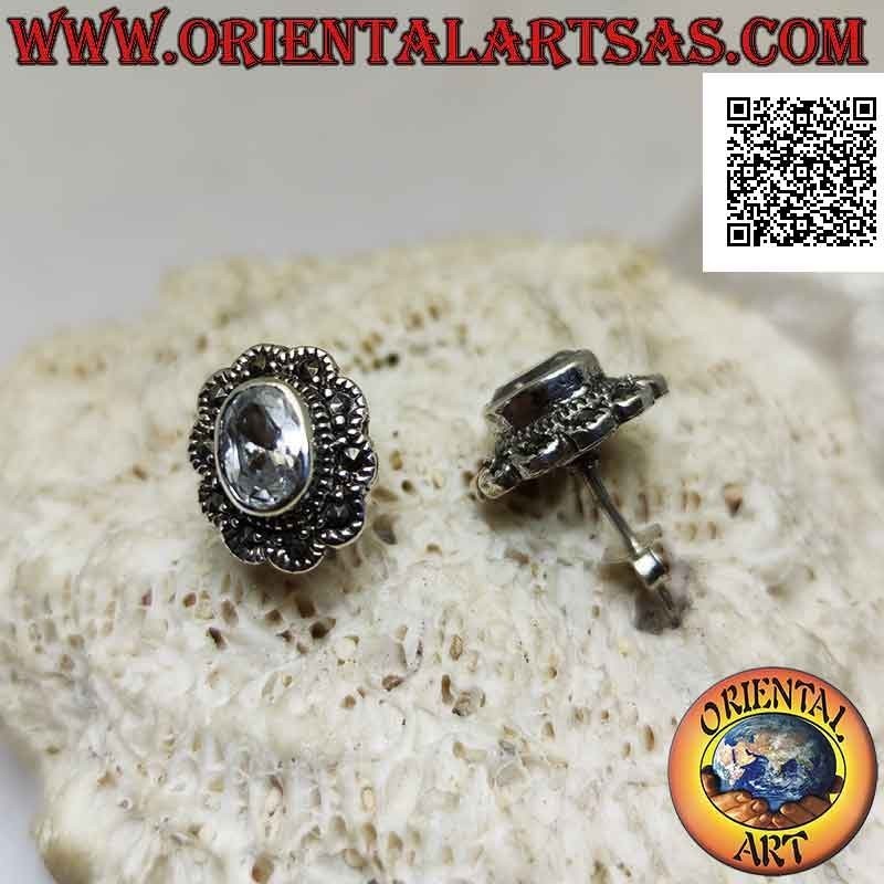 Pendientes de plata con lóbulo con circonita ovalada en un marco de nube de marcasita