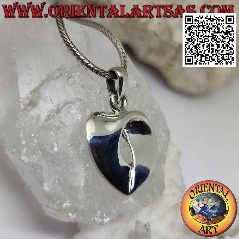 Colgante de plata, banda ancha lisa doblada para formar un corazón