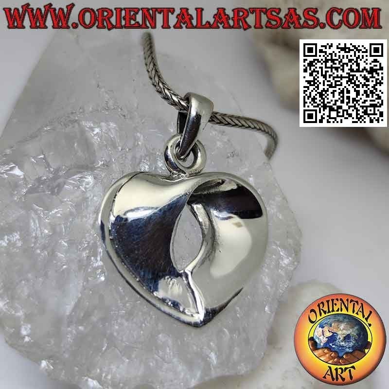 Colgante de plata, banda ancha lisa doblada para formar un corazón