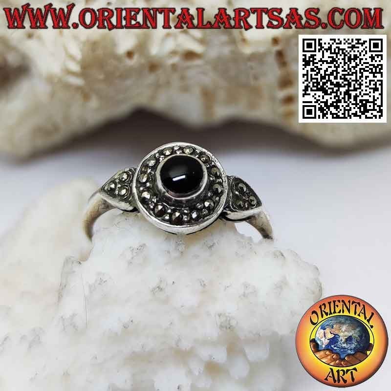 Anillo de plata con ónix redondo rodeado de marcasita