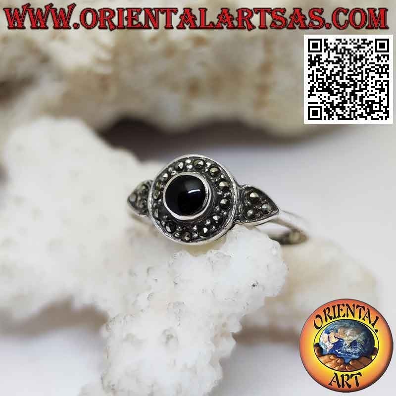 Bague en argent avec onyx rond entouré de marcassite