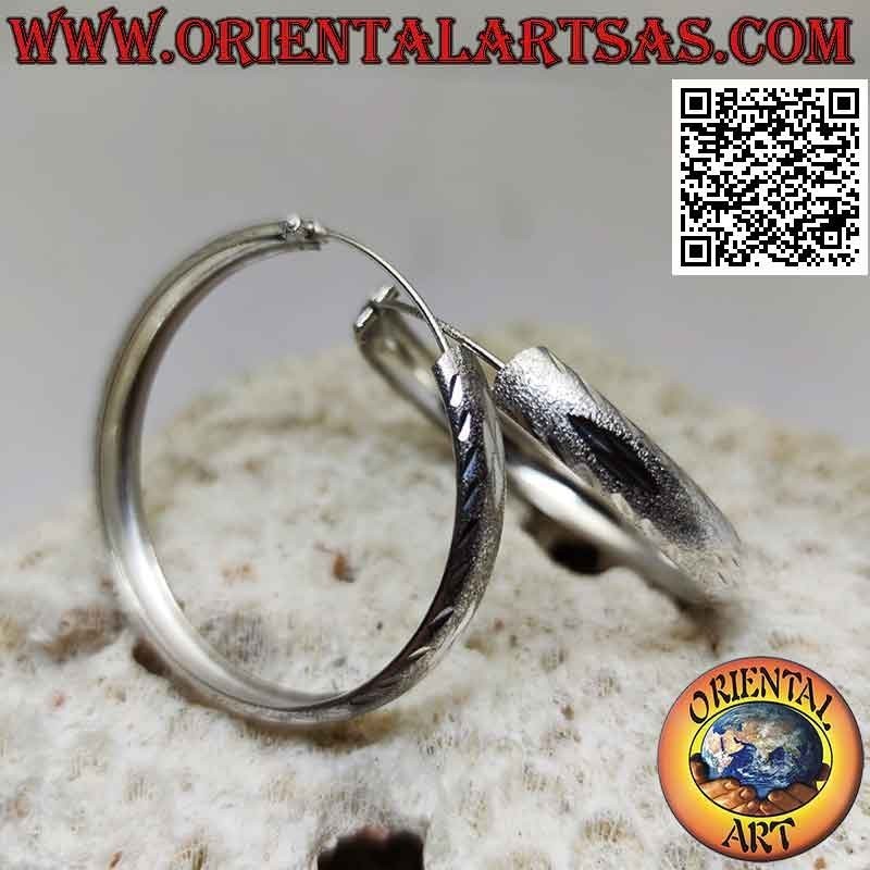 Pendientes de plata con un gran círculo talla diamante y satinado de 42 mm Ø