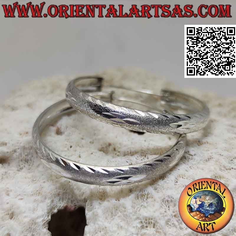 Orecchini in argento a cerchio largo diamantato e satinato da 42 mm Ø