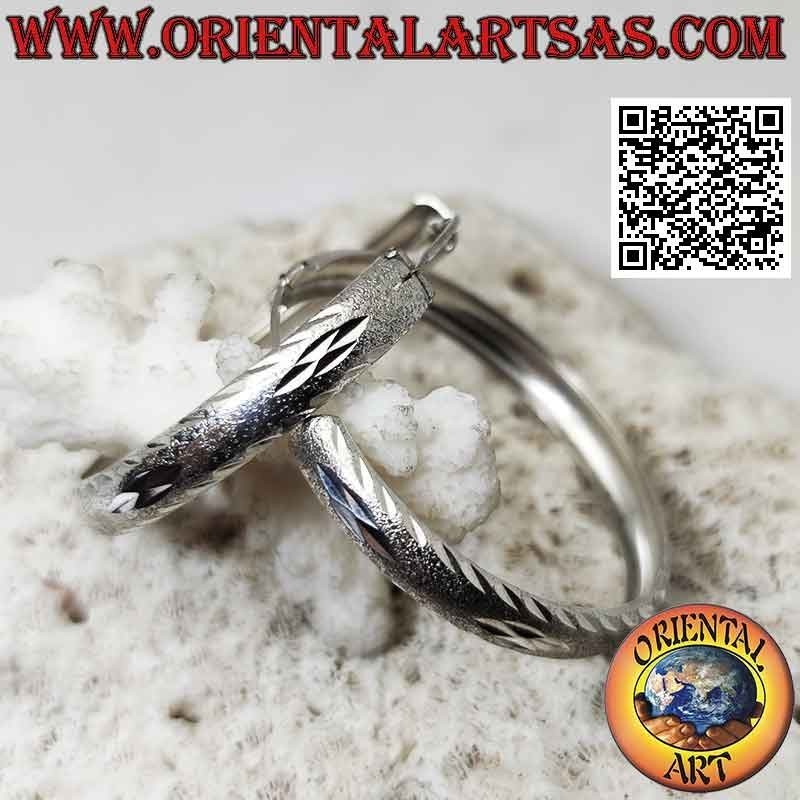 Pendientes de plata con un gran círculo talla diamante y satinado de 42 mm Ø