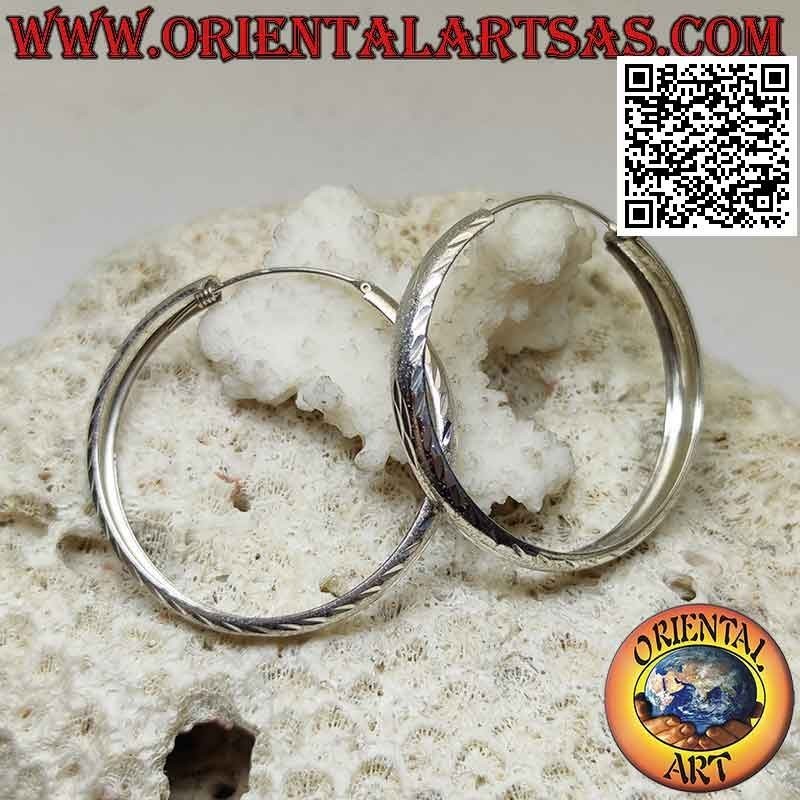 Boucles d'oreilles en argent avec un grand cercle diamanté et satiné de 42 mm Ø