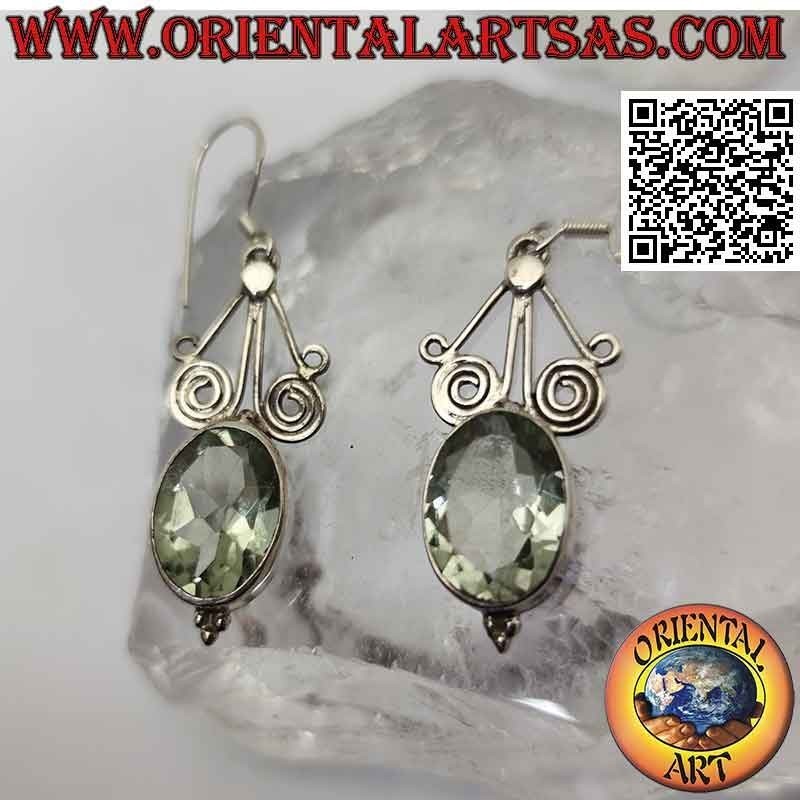 Orecchini in argento con acquamarina verde ovale sfaccettata sotto fili a spirale