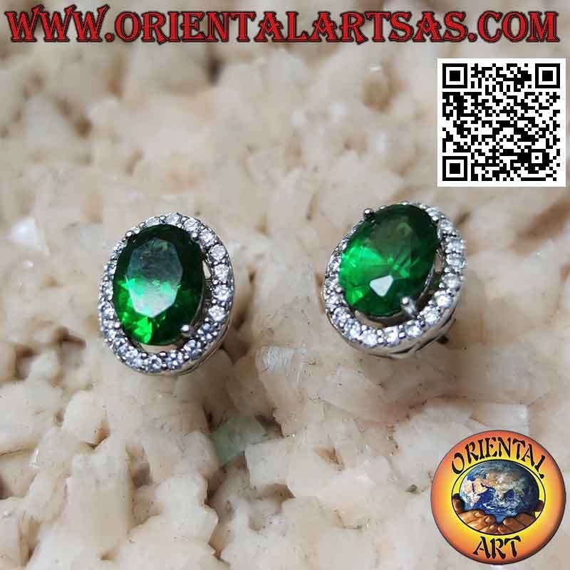 Pendientes de plata con esmeralda sintética ovalada engastada rodeada de circonitas