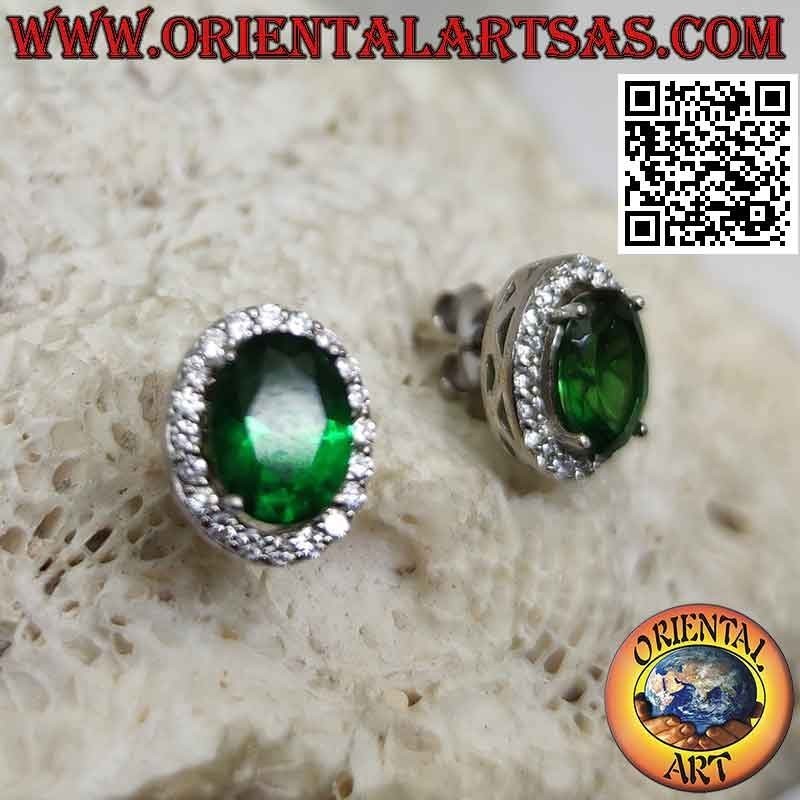 Orecchini in argento con smeraldo sintetico ovale incastonato contornato da zirconi