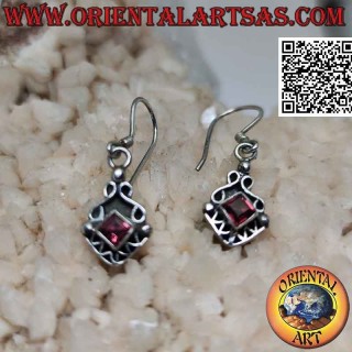 Boucles d'oreilles en argent avec grenat carré naturel entre infinis et ligne brisée