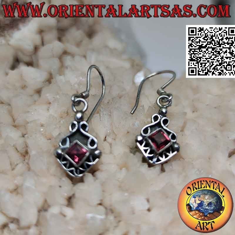 Boucles d'oreilles en argent avec grenat carré naturel entre infinis et ligne brisée
