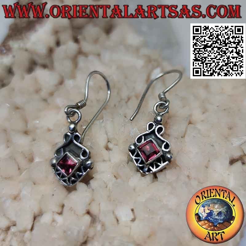 Boucles d'oreilles en argent avec grenat carré naturel entre infinis et ligne brisée