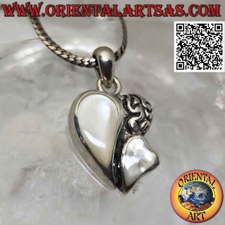 Colgante de plata, mitad corazón en nácar y mitad en plata grabada y corazoncito