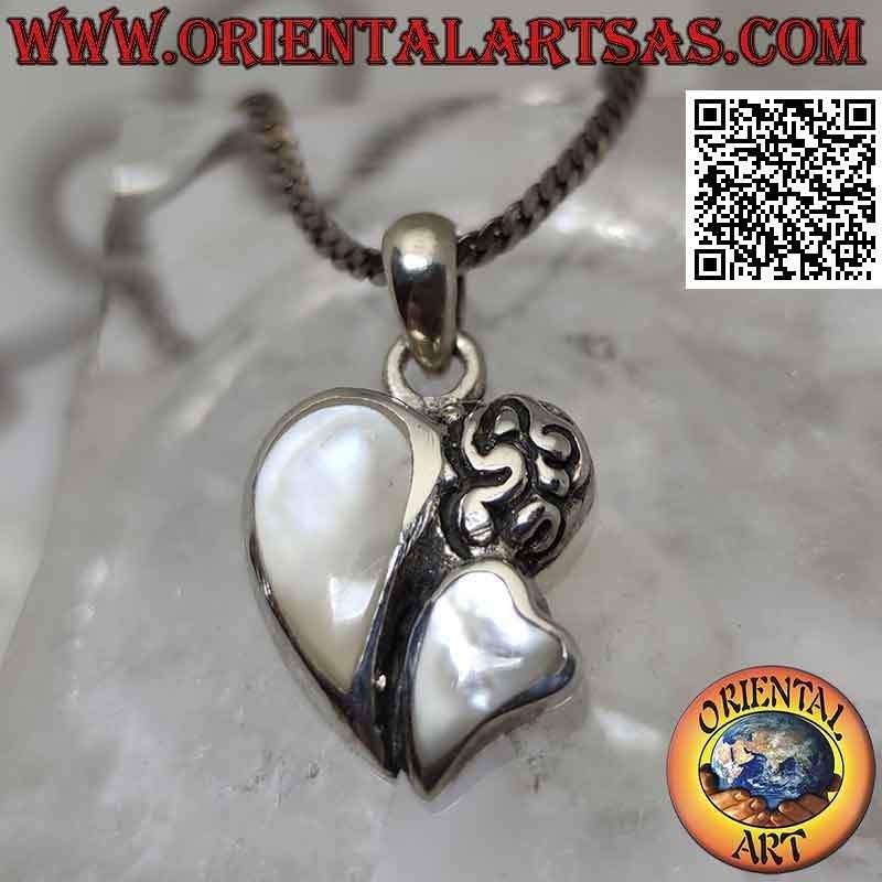 Ciondolo in argento, cuore per metà in madreperla e metà in argento inciso e cuoricino