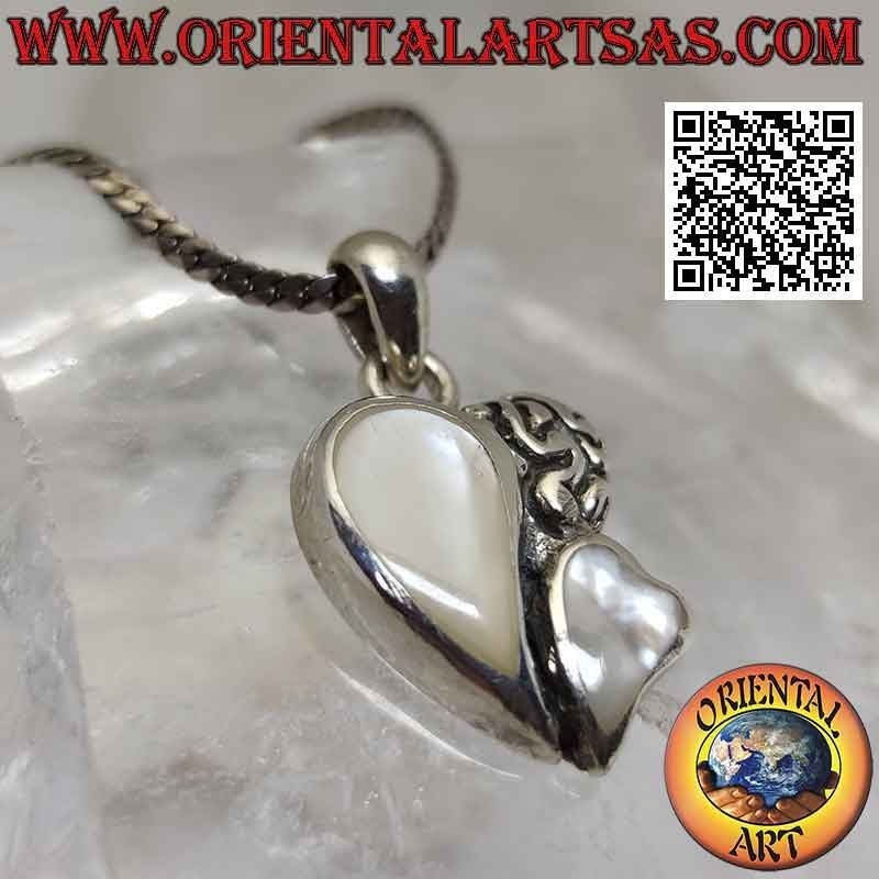 Pendentif en argent, coeur moitié en nacre et moitié en argent gravé et petit coeur