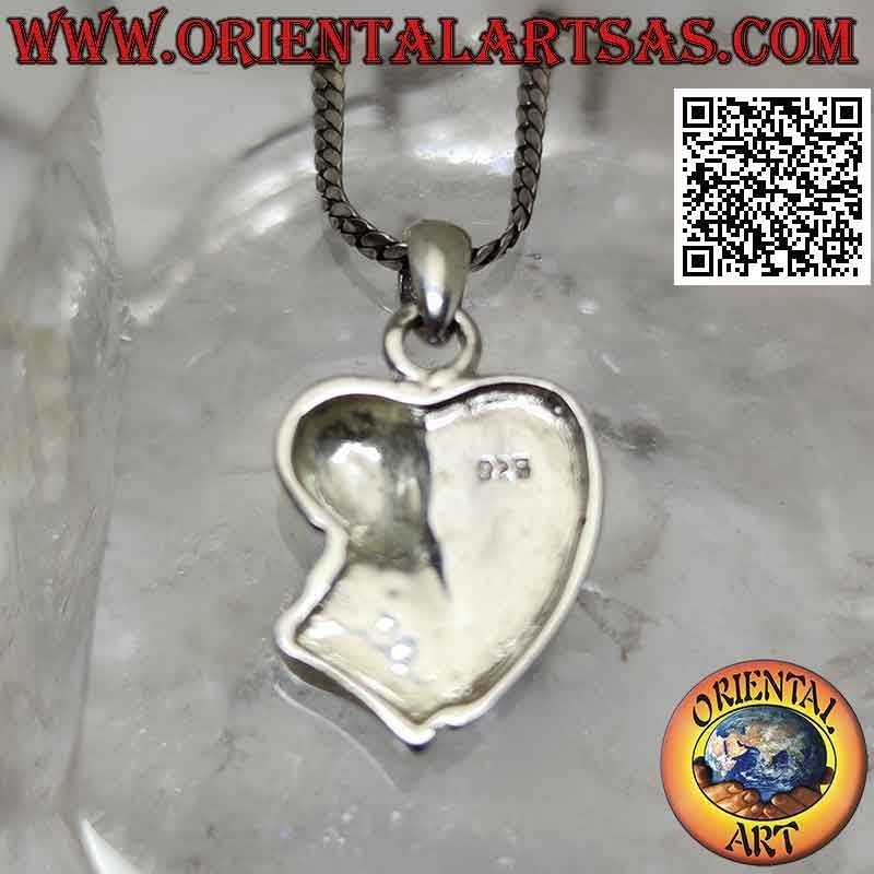 Colgante de plata, mitad corazón en nácar y mitad en plata grabada y corazoncito
