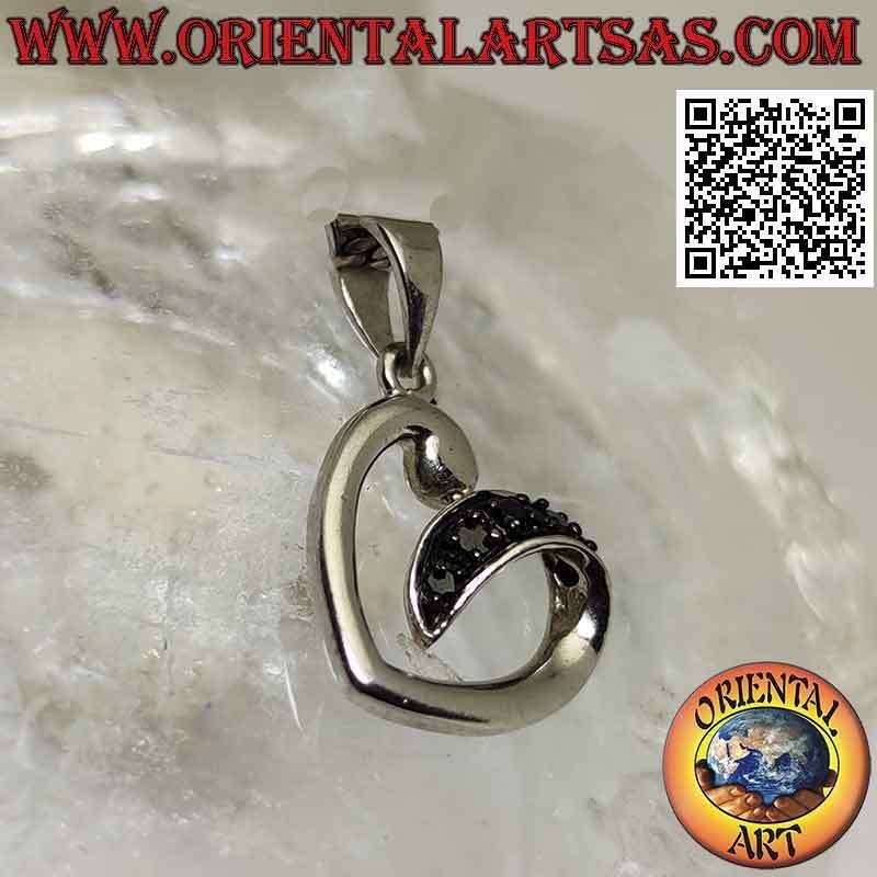 Colgante de plata, contorno de corazón con arco tachonado de circonitas negras