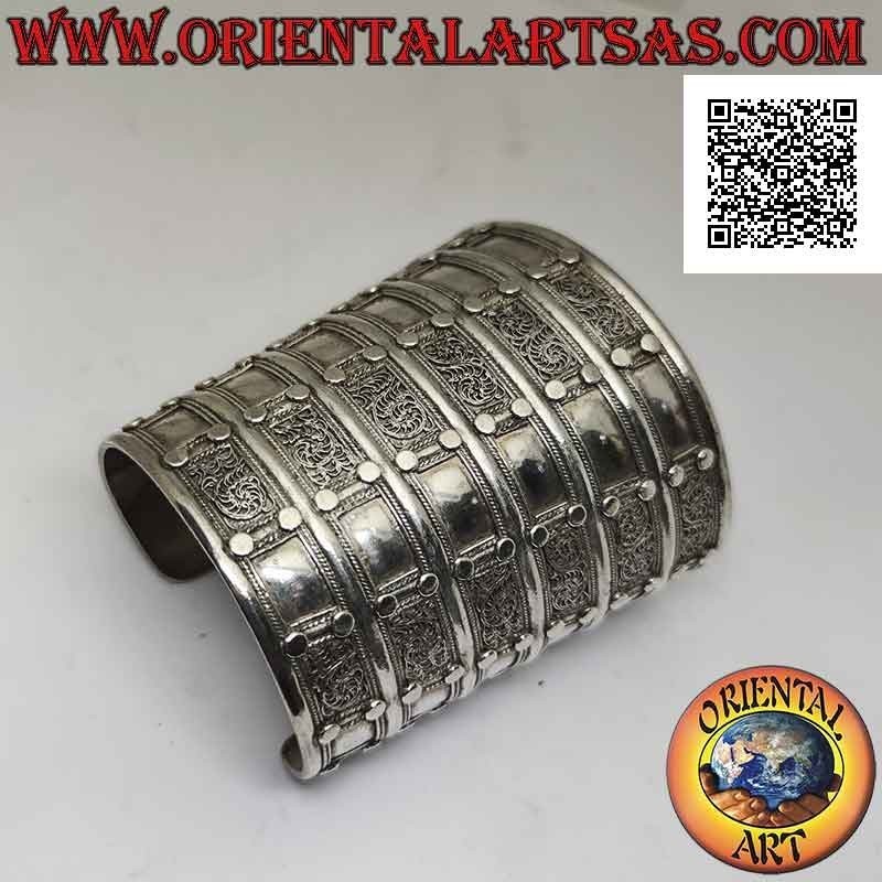 Bracciale rigido largo in argento 925‰ "alla schiava" con decorazioni a rilievo (8,7 cm)
