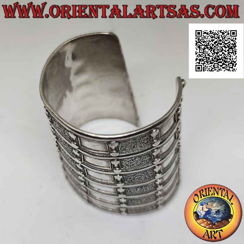 Bracciale rigido largo in argento 925‰ "alla schiava" con decorazioni a rilievo (8,7 cm)