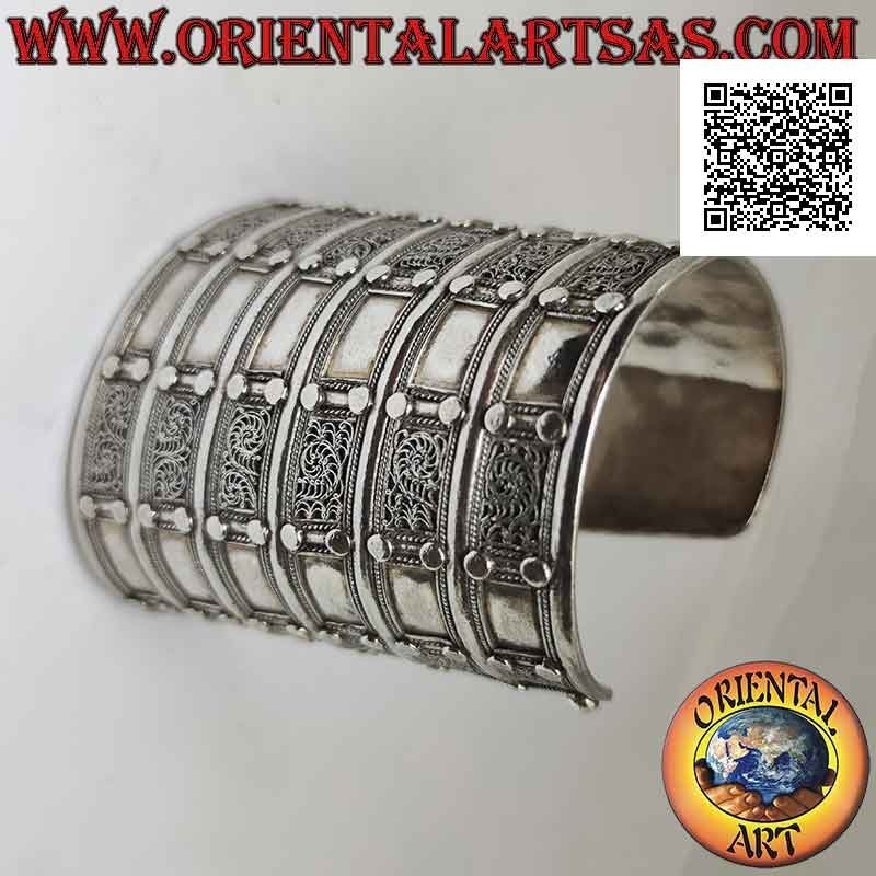 Bracciale rigido largo in argento 925‰ "alla schiava" con decorazioni a rilievo (8,7 cm)