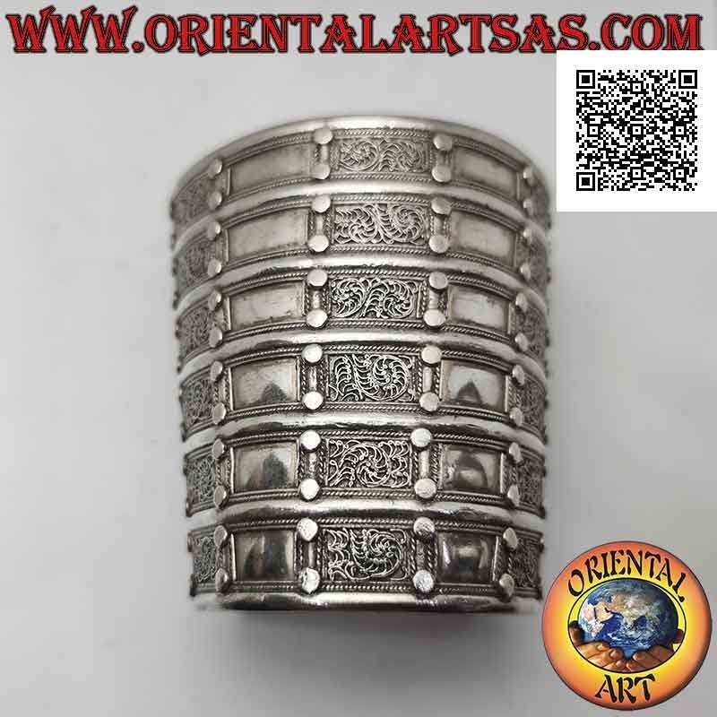 Bracciale rigido largo in argento 925‰ "alla schiava" con decorazioni a rilievo (8,7 cm)