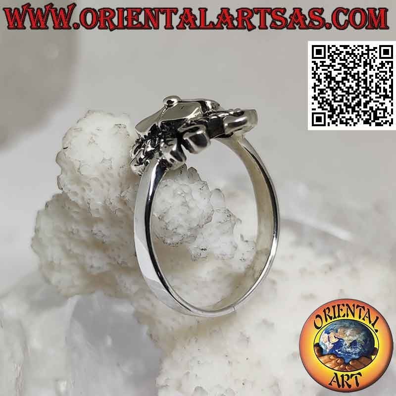 Anello in argento, fiore di loto liscio su tappeto d'edera