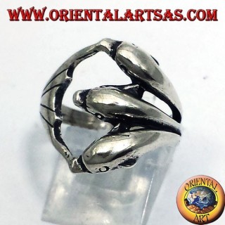 Bague artisanale en argent 925 avec trois dauphins disposés dans un design circulaire et dynamique.