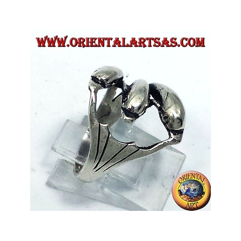 Bague en argent, trois dauphins