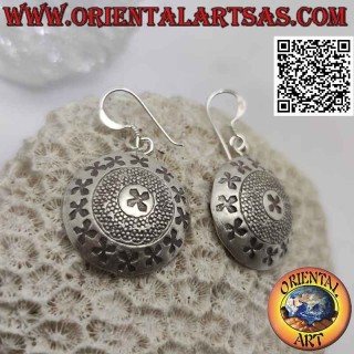 Orecchini in argento pendenti a scudo con incisioni floreali in stile Karen