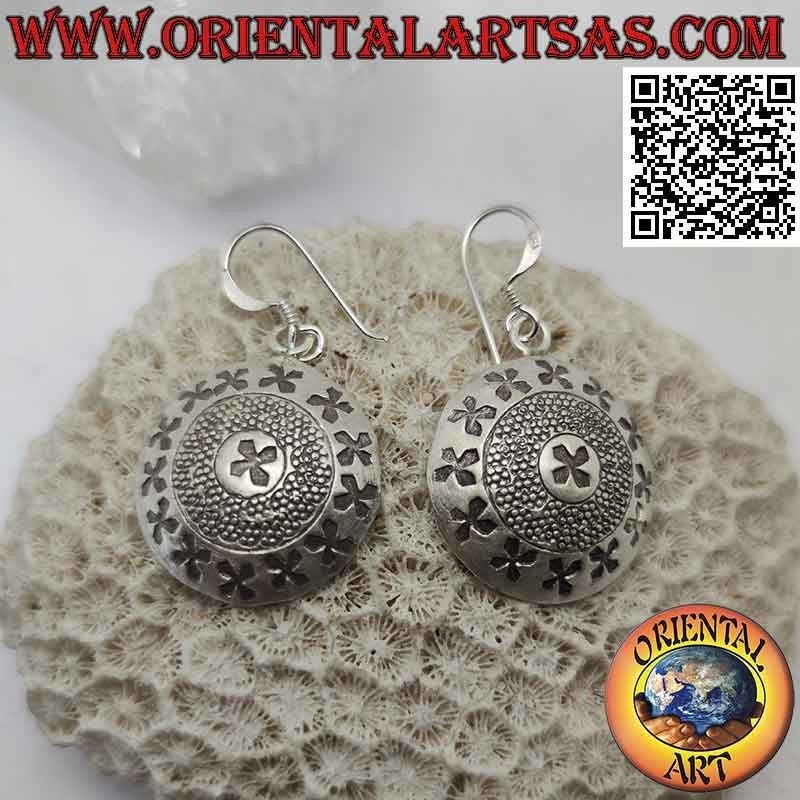 Orecchini in argento pendenti a scudo con incisioni floreali in stile Karen