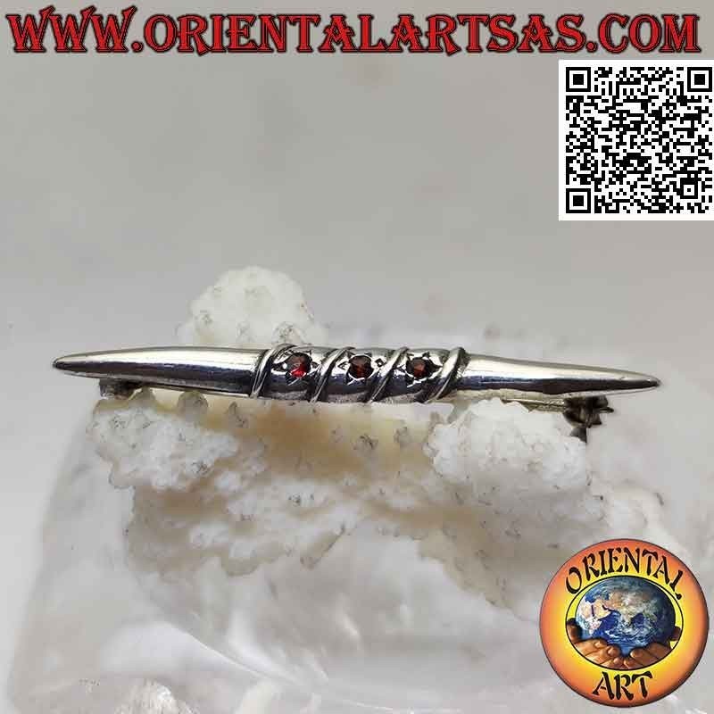 Broche en argent, aiguille pointue avec trois grenats sertis au centre