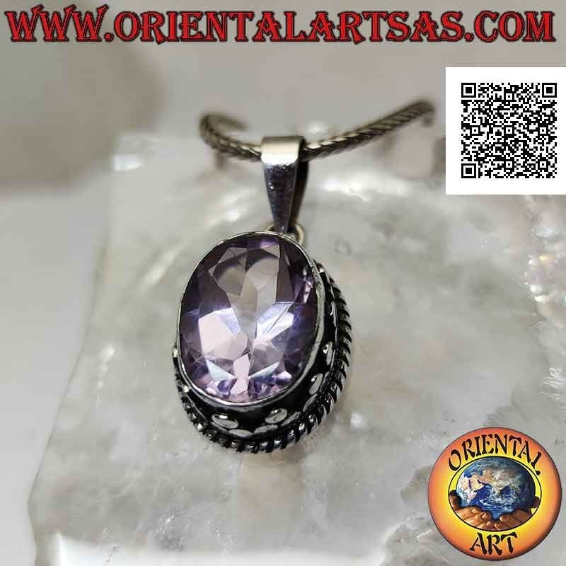 Colgante de plata con hermosa amatista facetada ovalada natural rodeada de tachuelas y entrelazadas