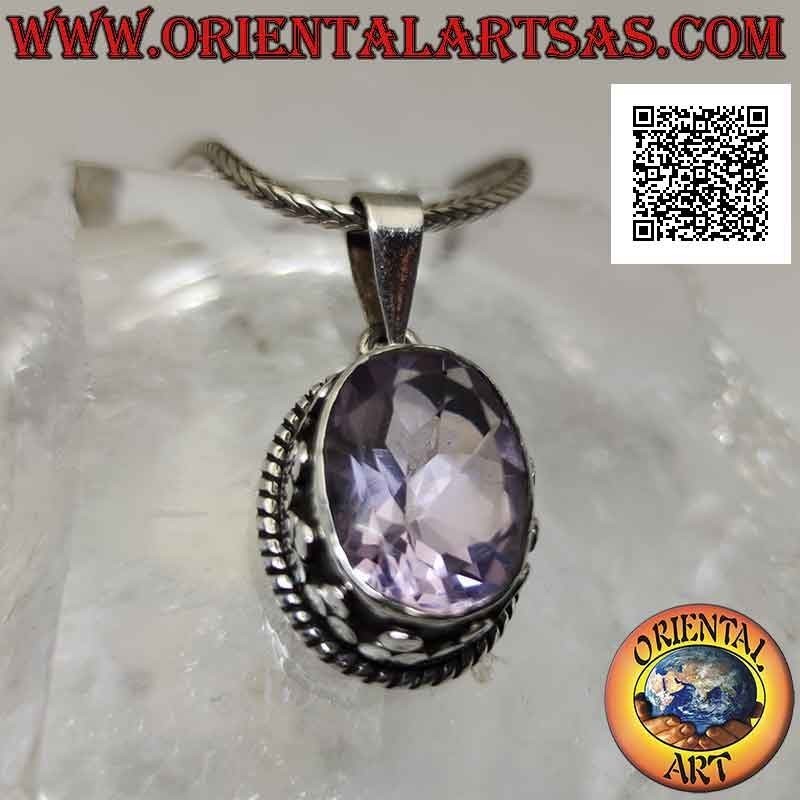 Colgante de plata con hermosa amatista facetada ovalada natural rodeada de tachuelas y entrelazadas